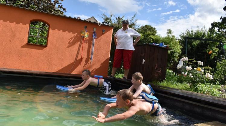 Unter der Obhut von Manuela Moritz stürzen sich die Jungs voller Begeisterung in die Fluten des Lehrschwimmbeckens.