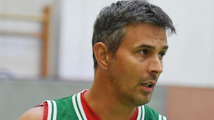 Freut sich, dass er im Training wieder mehr Möglichkeiten hat: Stacy Sillektis, Coach der Oberliga-Basketballer des Delmenhorster TV. Freut sich, dass er im Training wieder mehr Möglichkeiten hat: Stacy Sillektis, Coach der Oberliga-Basketballer des Delmenhorster TV.