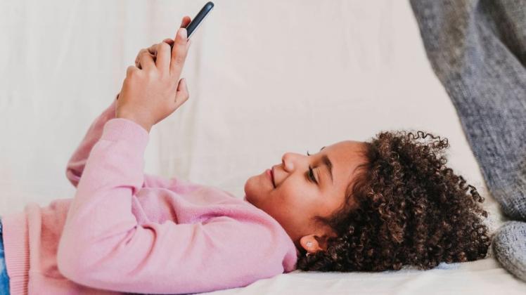 95 Prozent der Eltern berichteten in einer Forsa-Umfrage Ende März, dass ihr Kind digitale Medien in der Corona-Zeit stärker nutzte als üblich.