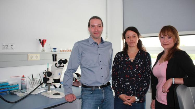 Das Team, das Leben retten will: Die Doktoren Stefan Oschatz, Valeria Khaimov und Sabine Illner (v.l.n.r.) entwickeln eine antibakterielle Tasche für Implantate.