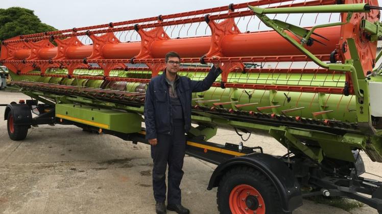 Die Schneidwerke stehen bereits parat. Mitte nächster Woche will Steven Hirschberg, Vorstandsvorsitzender der Agrargenossenschaft Papendorf, seine Mähdrescher aufs Feld schicken, um die Gerste einzubringen.