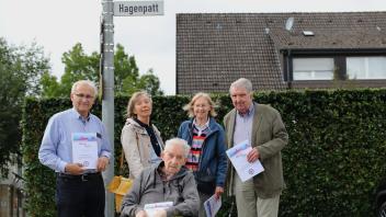 "Hagenpatt" ist eine der Straßenbezeichnungen, die (von links) Josef Wiermer, Beate Bertrams, Gerd Vollbrecht, Marlies Preckwinkel und Autor Joachim Vogelpohl in der neuen Ausgabe der "Iburger Hefte" erläutern.