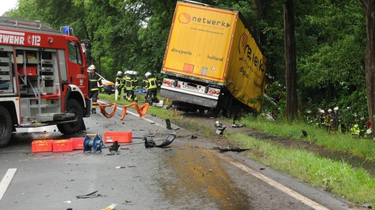 Bei einem Lkw-Unfall in Alfhausen wurde ein 20-Jähriger tödlich verletzt. Er prallte mit einem Kleintransporter frontal mit dem Sattelzug zusammen.