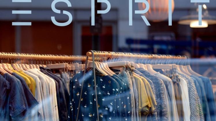 Esprit will rund 50% aller deutschen Filialen schließen. Ob der Osnabrücker Standort betroffen ist, bleibt offen.