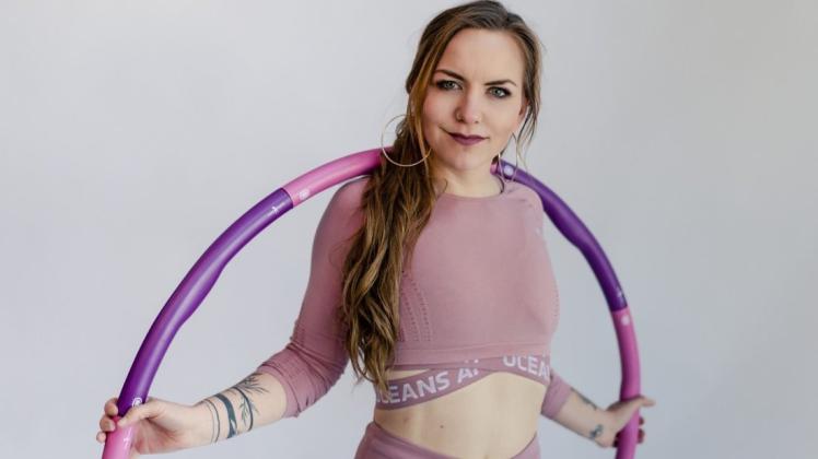 Elli Haschke (34) aus Unna gibt Fitness-Kurse mit dem Hula Hoop-Reifen.