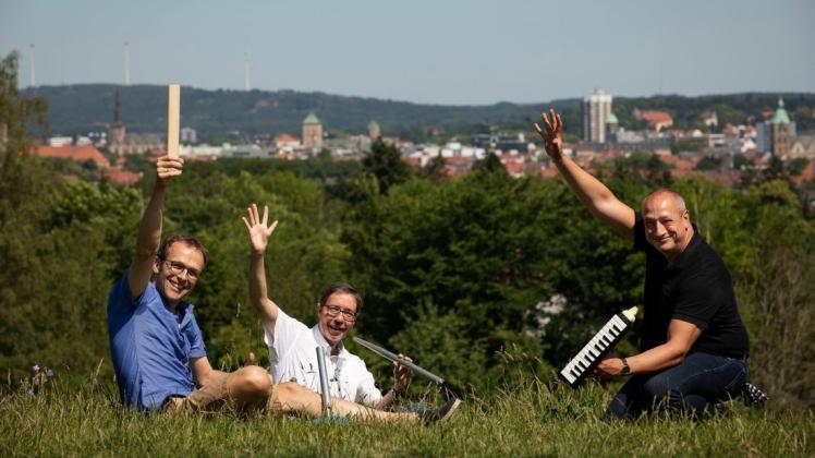 Lebewohl, bis nächstes Jahr: Die Kirchenmusiker Christian Joppich, Godehard Nadler und Arne Hatje verabschieden den Orgelsommer 2020 über den Dächern von Osnabrück.