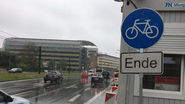 Weil die Baucontainer so weit auf die Straße Am Vögenteich hinausragen, dürfen Radfahrer den Streifen laut Straßenverkehrsordnung derzeit nicht nutzen.