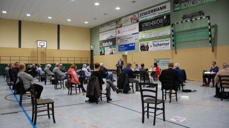 Um den nötigen Abstand zueinander einhalten zu können, fand die letzte Sitzung des Belmer Gemeinderats vor der Sommerpause in der Sporthalle am Heideweg statt.