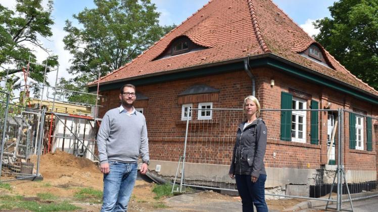 Wird derzeit saniert: das Gebäude der Friedhofsverwaltung in Parchim. Uwe Hartstock und Christina Husung freuen sich, dass es auf der Baustelle gut voran geht.