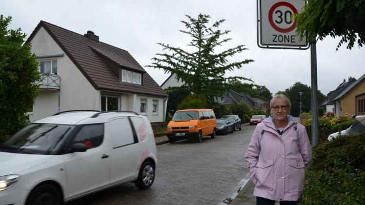 Fast niemand hält sich laut der Anwohnerin Bärbel Groeger-Nickel an die Geschwindigkeitsbegrenzung der Gebrüder-Grimm-Straße. Fast niemand hält sich laut der Anwohnerin Bärbel Groeger-Nickel an die Geschwindigkeitsbegrenzung der Gebrüder-Grimm-Straße.