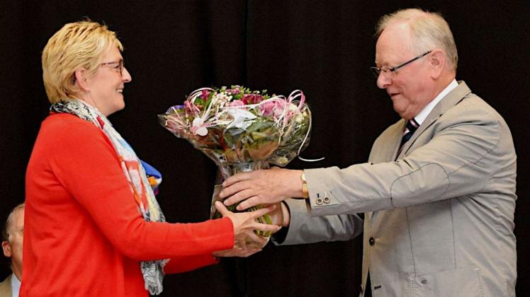 Dafür gibt es Blumen vom Ganderkeseer Ratsvorsitzenden Gerd Brand: Bürgermeisterin Alice Gerken hat die Marke von 5000 Tagen im Amt erreicht.