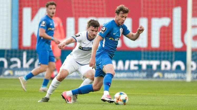 Anfang Juni noch Gegner, ab der kommenden Saison dann Teamkollegen: Der damals noch Magdeburger Björn Rother (links) versucht dem Rostocker Maximilian Ahlschwede den Ball abzujagen.
