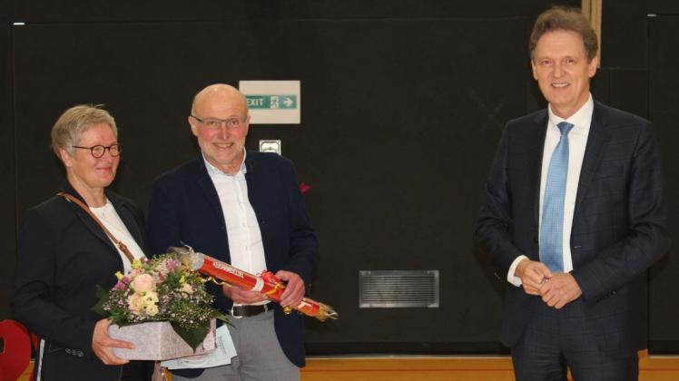 Seinen Respekt und seine Anerkennung sprach dem scheidenden Johannesschulleiter Reinhard Gehling und dessen Frau Edeltrud auch Oberbürgermeister Dieter Krone (rechts) aus.