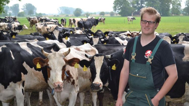 Wünscht sich Liebes-Post von zehn Frauen: Simon de Jong mit einigen seiner insgesamt 130 Milchkühe.