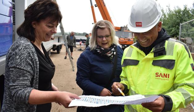 Bauleiter Ali Yeni zeigt Ines Müller und Luisa Malitz den Bauplan: Jedes einzelne Modul hat seinen vorbestimmten Platz. Bauleiter Ali Yeni zeigt Ines Müller und Luisa Malitz den Bauplan: Jedes einzelne Modul hat seinen vorbestimmten Platz.