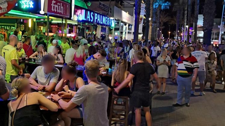 Dichtes gedränge herrscht an der "Bierstraße". Hunderte Urlauber aus Deutschland sollen am Ballermann auf Mallorca Party gemacht haben, ohne sich um die derzeit in Spanien geltenden Corona-Regeln zu scheren.