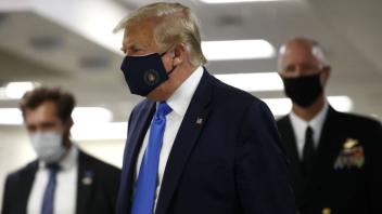 Ungewohnt: US-Präsident Donald Trump trägt bei einem Besuch in einem Krankenhaus eine Maske. Für Empörung sorgte Trump indes am Wochenende auch, er ersparte seinem Weggefährten Roger Stone die Haft.