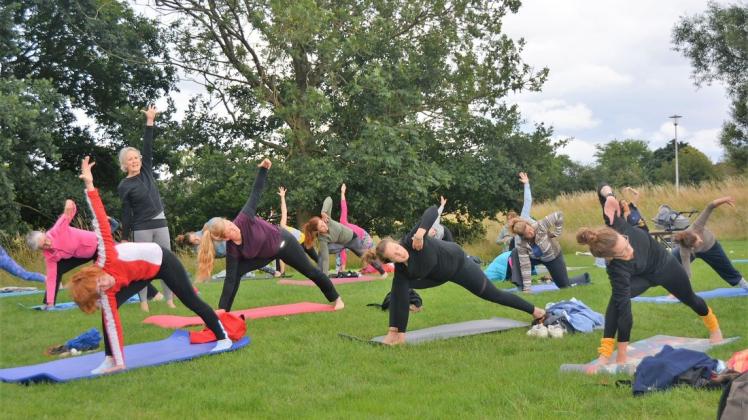 Am Hasesee fand der erste Termin des Bramscher Yogasommers mit 35 Teilnehmern statt.