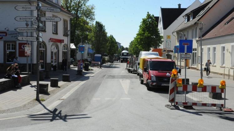 Nur schwer sind die neue und die alte Asphaltschicht auf der Bramscher Straße in Bersenbrück zu unterscheiden. Nur schwer sind die neue und die alte Asphaltschicht auf der Bramscher Straße in Bersenbrück zu unterscheiden.