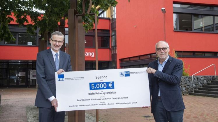 Aus den Händen von Eckhard Lammers, stellvertretender IHK-Hauptgeschäftsführer (links), nahm Schulleiter Hermann Krüssel die Spende entgegen. Aus den Händen von Eckhard Lammers, stellvertretender IHK-Hauptgeschäftsführer (links), nahm Schulleiter Hermann Krüssel die Spende entgegen.