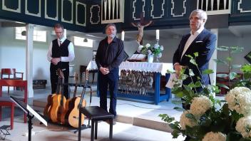 Das Trio ChoRaLis mit  Organist Karsten Klinker sowie die Gitarristen Gerhard Koch-Darkow und Erich A. Radke in der Arenshorster Kirche.