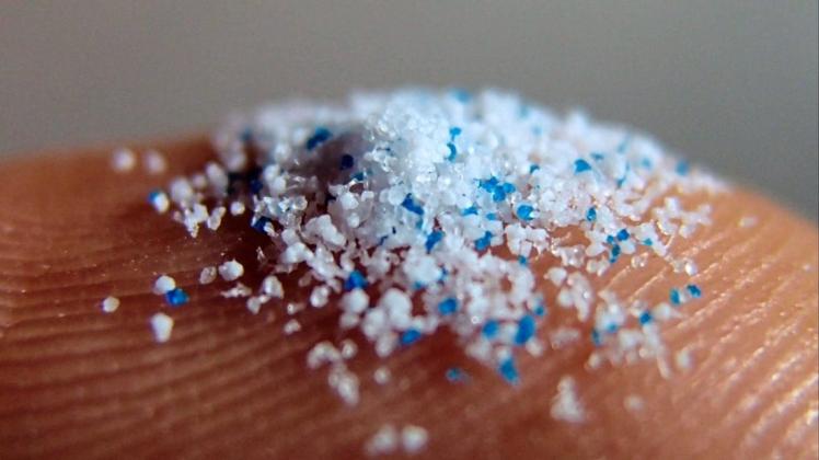 Mikroplastik ist umweltschädlich: Kleine Kunststoffpartikel aus einem Peeling-Gel (Symbolbild).