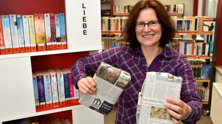 Nicht nur Liebesromane sind von den Büchereimitarbeiterinnen, hier Melanie Bolte, für die literarischen Blind Dates verpackt worden.