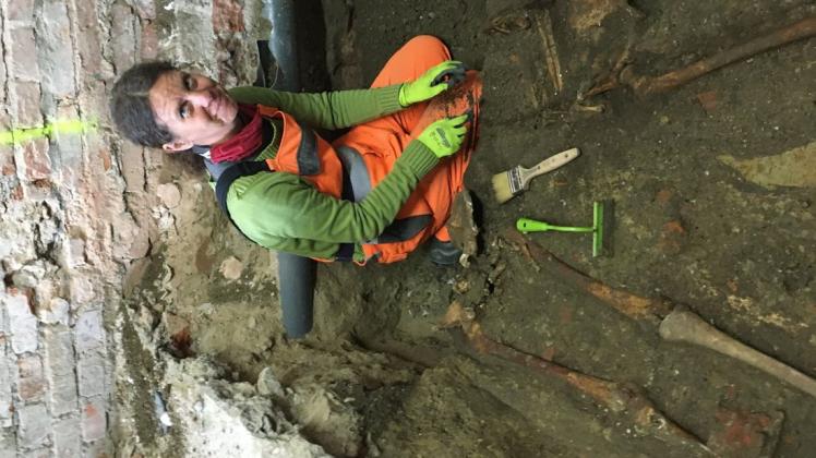 Archäologin Cathrin Patzelt legt zwei Skelette  im Kellergewölbe der Wismarer Schule frei