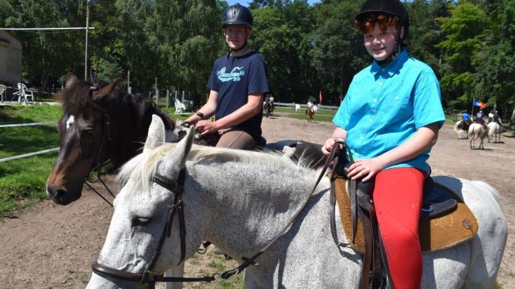 Erstes Training auf Pferderücken geschafft: Niklas und Inga freuen sich auf die Ferientage auf dem Reiterhof.