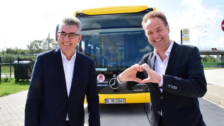 In den letzten Wochen haben die Jan Bleis (l.) von der Rostocker Straßenbahn AG und das Umweltsenator Holger Matthäus gezeigt, wohin sich Rostock bewegen will.