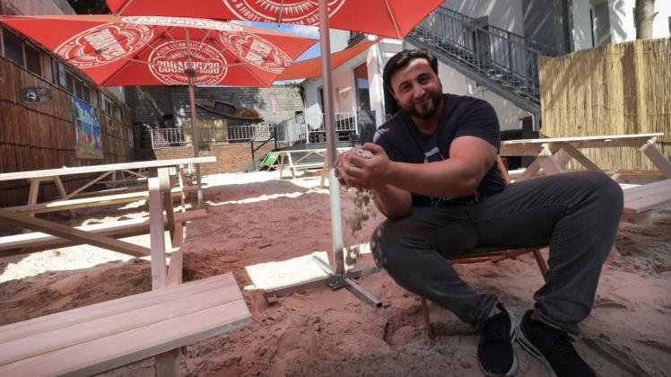 In seinem „Sandkasten“ empfängt Deniz Ergön ab Donnerstag Gäste. Am Carls an der Karlstraße hat er eine Strand-Bar eröffnet.