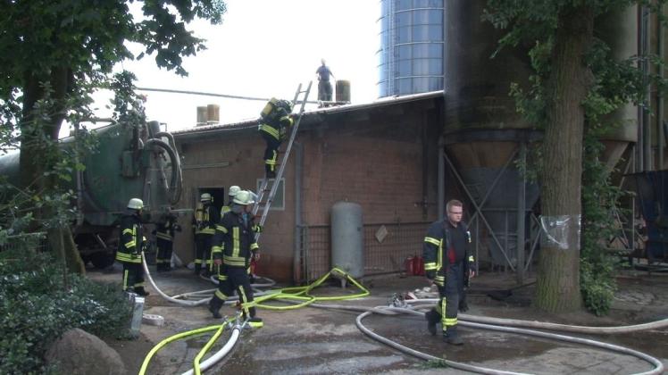Das Feuer in dem Stallgebäude im Merzener Ortsteil Südmerzen richtete nur geringen Schaden an. Die Feuerwehren hatten die Flammen schnell unter Kontrolle.