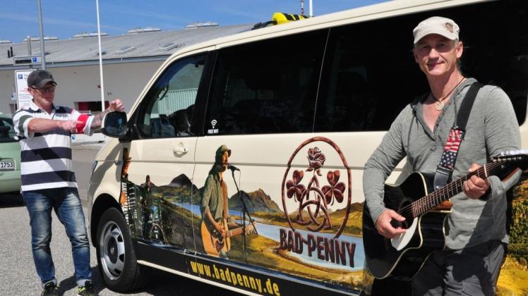 Mit einem großen Foto auf seinem Fahrzeug unterstützt Taxi-Harry (l.) Musiker Ola van Sander und dessen Band Bad Penny.