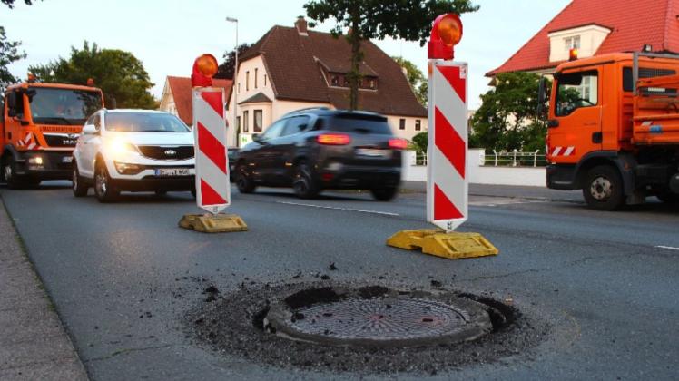 Autofahrer müssen auf der Oldenburger Straße achtsam sein. Dort werden Schachtdeckel saniert. Autofahrer müssen auf der Oldenburger Straße achtsam sein. Dort werden Schachtdeckel saniert.