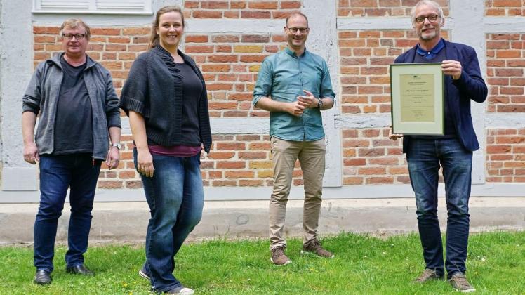 Aufgrund von Corona reiste das NTD mit einem kleinen Team zur Preisverleihung: Mit dabei waren (v. li.) Tammo Albers, Martina Brünjes, Torsten Wieting und Regisseur Ulf Goerges. Nicht auf dem Foto sind die beiden Ensemblemitglieder Pia Korona und Horst Mahlstedt. Aufgrund von Corona reiste das NTD mit einem kleinen Team zur Preisverleihung: Mit dabei waren (v. li.) Tammo Albers, Martina Brünjes, Torsten Wieting und Regisseur Ulf Goerges. Nicht auf dem Foto sind die beiden Ensemblemitglieder Pia Korona und Horst Mahlstedt.