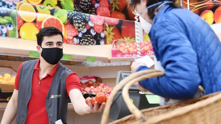 Das neuartige Corona-Virus hat Deutschland verändert: Mund-Nasen-Schutzmasken und Abstandsregeln waren zu Jahresbeginn noch undenkbar – mittlerweile gehören sie für viele Menschen zum Alltag dazu. Das neuartige Corona-Virus hat Deutschland verändert: Mund-Nasen-Schutzmasken und Abstandsregeln waren zu Jahresbeginn noch undenkbar – mittlerweile gehören sie für viele Menschen zum Alltag dazu.
