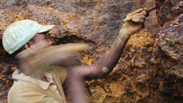 Ein Mann arbeitet in der Mine Zola Zola bei Nzibira in der ostkongolesischen Provinz Süd-Kivu auf der Suche nach Mineralien und Erzen. Im Kongo liegen große Vorkommen von Rohstoffen, die weltweit in der Industrie benötigt werden.
