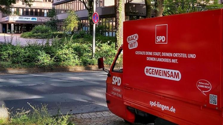 Eine Umfrage starten die Mitglieder der Lingener SPD. Mit im Einsatz ist das SPD-Mobil.