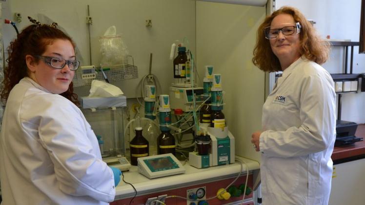 Die Auszubildende Tamara Hinze de Martin (von links) und Ausbildungsleiterin Susanne Römer im Chemielabor von CSM.