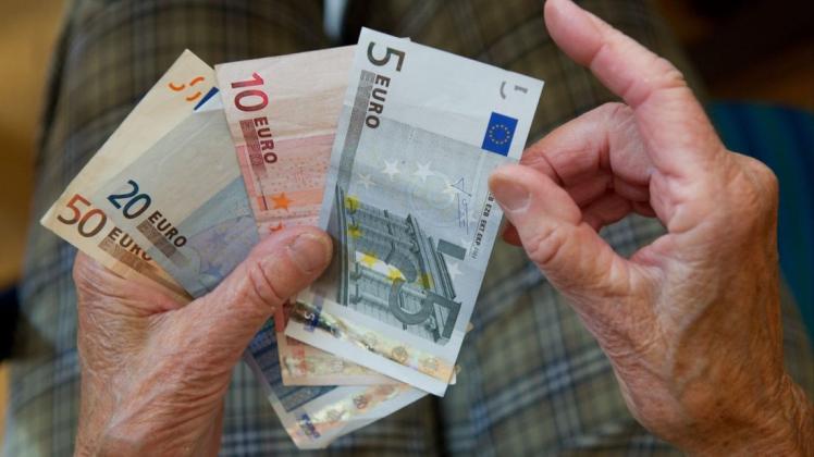 Ein Rentner zählt sein Geld. Selbst wer 40 Jahre eingezahlt hat, bekommt oft eine Rente unter 1000 Euro.