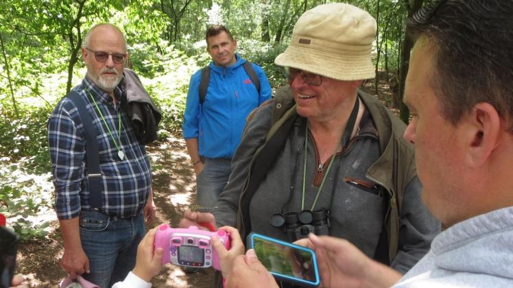 Biologe Uwe Handke (Zweiter von rechts) zeigte der Exkursionsgruppe die blau-grüne Mosaikjungfer ganz nah. Biologe Uwe Handke (Zweiter von rechts) zeigte der Exkursionsgruppe die blau-grüne Mosaikjungfer ganz nah.