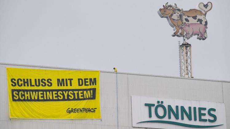 Zwei Aktivisten landeten am Donnerstag mit Gleitschirmen auf dem Dach des Fleischwerkes des Branchenführers Tönnies in Rheda-Wiedenbrück und rollten ein Transparent mit der Aufschrift "Schluss mit dem Schweinesystem!" aus.