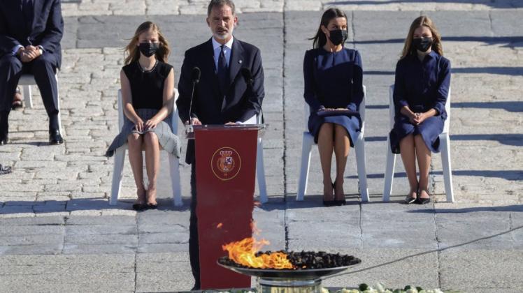 König Felipe VI. spricht während einer Trauerzeremonie zum Gedenken an die Corona-Opfer auf dem Armeria-Platz im Madrider Königspalast. Im Hintergrund sitzen Prinzessin Leonor (l-r), Königin Letizia und Infantin Sofia.