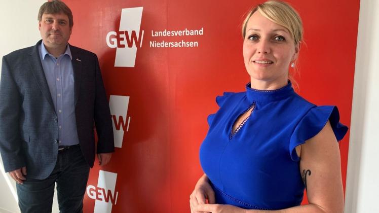 Finden, dass Lehrer während der Home-Schooling-Zeit einen richtig guten Job gemacht haben: Laura Pooth, Landesvorsitzende der Gewerkschaft Erziehung und Wissenschaft (GEW), sowie ihr Stellvertreter Holger Westphal. Finden, dass Lehrer während der Home-Schooling-Zeit einen richtig guten Job gemacht haben: Laura Pooth, Landesvorsitzende der Gewerkschaft Erziehung und Wissenschaft (GEW), sowie ihr Stellvertreter Holger Westphal.