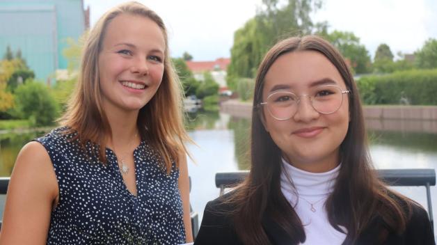 Charleen Kampe (l.) und Vivien Chan (r.) absolvierten ihr Abitur in Parchim und beginnen in wenigen Wochen die Ausbildung zur Verwaltungsfachangestellten beim Landkreis. Charleen Kampe (l.) und Vivien Chan (r.) absolvierten ihr Abitur in Parchim und beginnen in wenigen Wochen die Ausbildung zur Verwaltungsfachangestellten beim Landkreis.