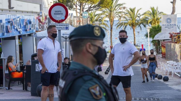 Beamte der Guardia Civil stehen Wache im Ferienort Magaluf in der Stadt Punta Ballena. Erstmals werden auf der spanischen Insel mitten im Sommer alle Vergnügungslokale im Herzstück des "Ballermanns" an der Playa de Palma zwangsgeschlossen.