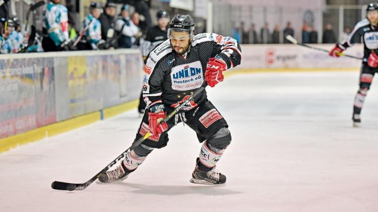 Hat seinen Vertrag beim Rostocker Eishockey-Club verlängert: Stürmer Josh Rabbani