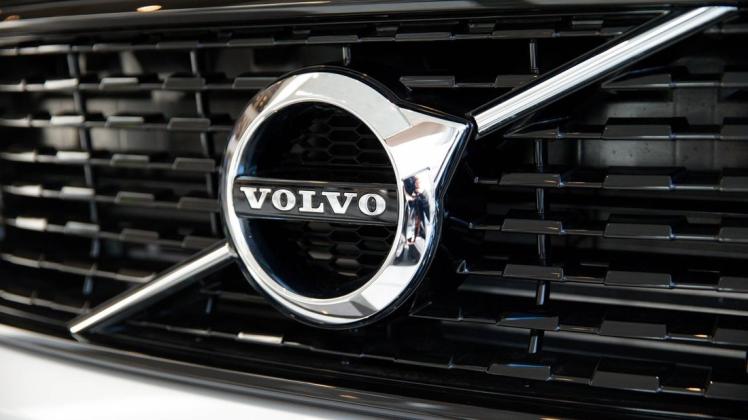Volvo warnt vor einem Fehler unter der Motorhaube. (Symbolbild)