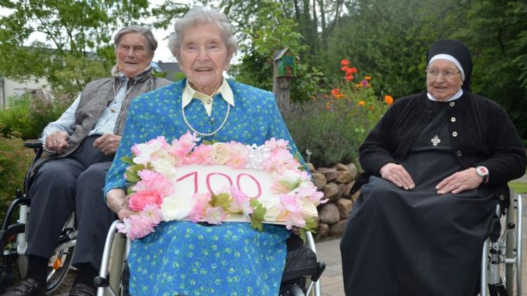 Maria Duling feiert ihren 100. Geburtstag. Mit ihr freuen sich ihre Schwestern Aloysia Wessling (links) und Schwester Barbara Overberg.