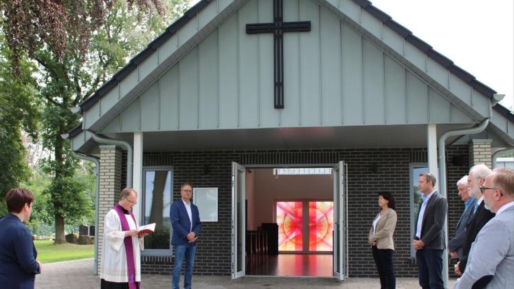 Pfarrer Tobias Kotte segnet im kleinen Kreis die sanierte Tinner Friedhofskapelle ein.